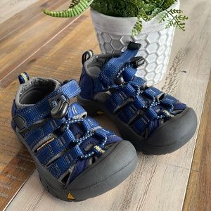 Boys size 8 Toddler Keens